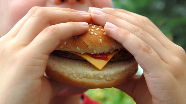 Fast food: Crianças que têm o hábito de comer esse tipo de alimento correm um maior risco de terem asma, rinite e eczema