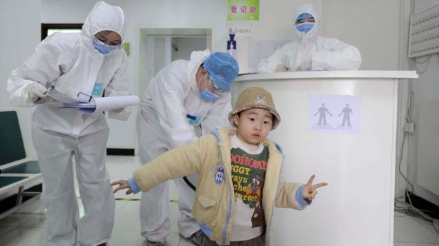 Criança vinda de um voo do Japão passa por controle de radioatividade em hospital de Pequim, China