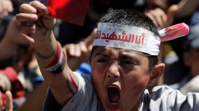 Criança participa de protesto contra o governo de Ali Abdullah Saleh na capital Sanaa, Iêmen