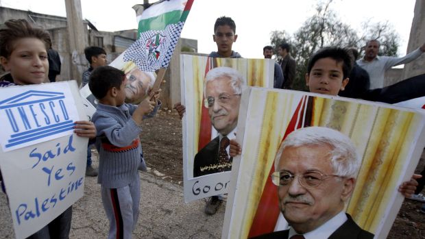 Crianças palestinas protestam contra assentamentos judeus