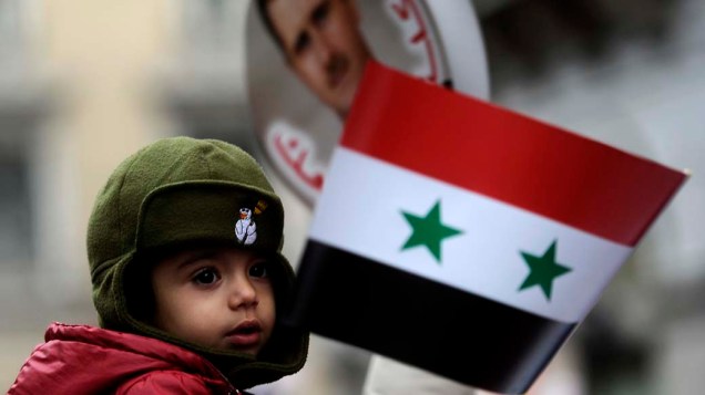 Garoto participa de passeata em apoio ao regime sírio do presidente Bashar al-Assad em Roma, na Itália
