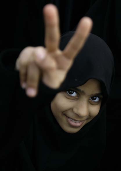 Criança participa de protestos contra o governo na capital Manama, em Bahrein