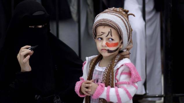 Criança, com as cores da bandeira do Iêmen pintadas no rosto, em manifestação contra o presidente iemenita Ali Abdullah Saleh, em Sanaa
