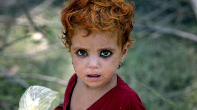 Criança sobrevivente das enchentes no Paquistão que está vivendo em tendas improvisadas em Charsadda, no noroeste do país. O estado estima que cerca de 13,8 milhões de pessoas tenham sido afetadas pelas chuvas