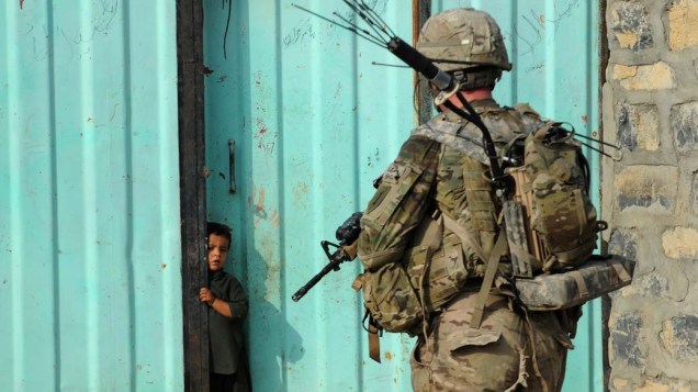 Soldado americano durante patrulha na cidade de Sabari, Afeganistão