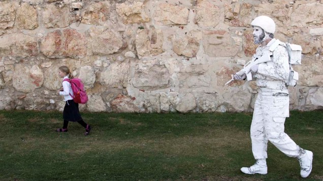 O artista Yehuda Brown, ex-soldado israelense, em performance como “O Soldado<br>  Branco”, em Jerusalém