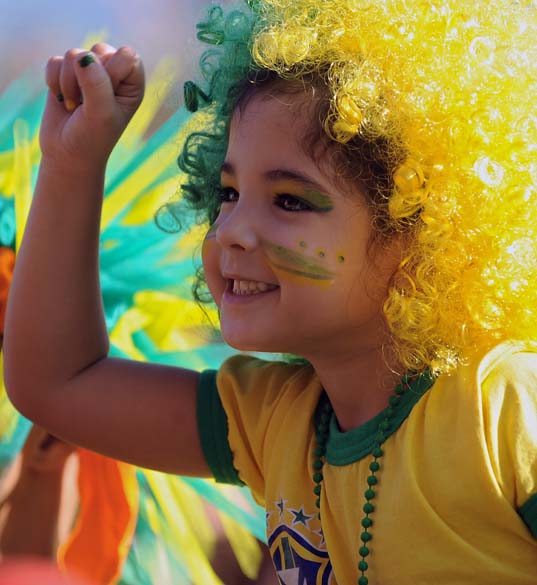 Com as cores da bandeira brasileira, a menina torceu na partida contra o Chile