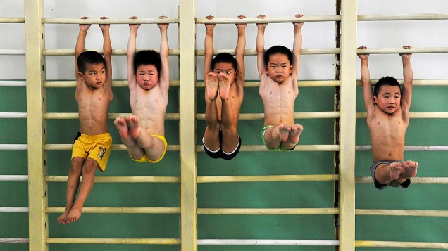 Crianças treinam ginástica em um centro de esportes em Nanjing, província de Jiangsu na China