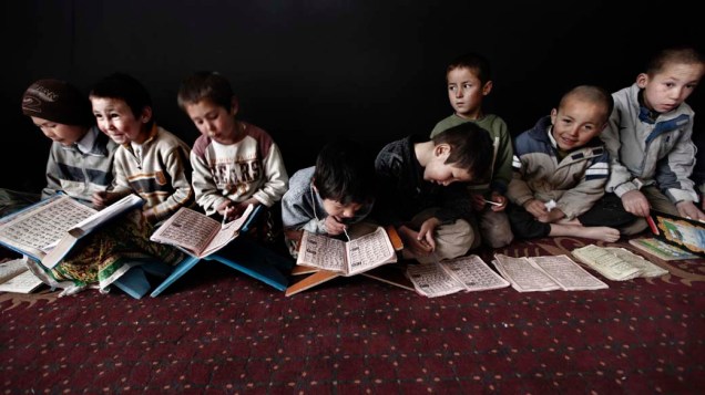 Crianças afegãs participam de aula sobre o Corão em mesquita na capital Cabul