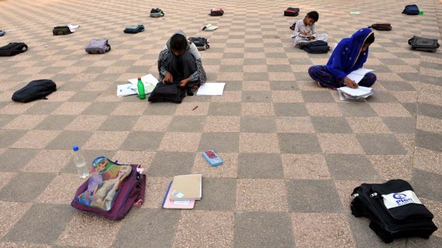 Crianças durante aula em parque na cidade de Islamabad, Paquistão