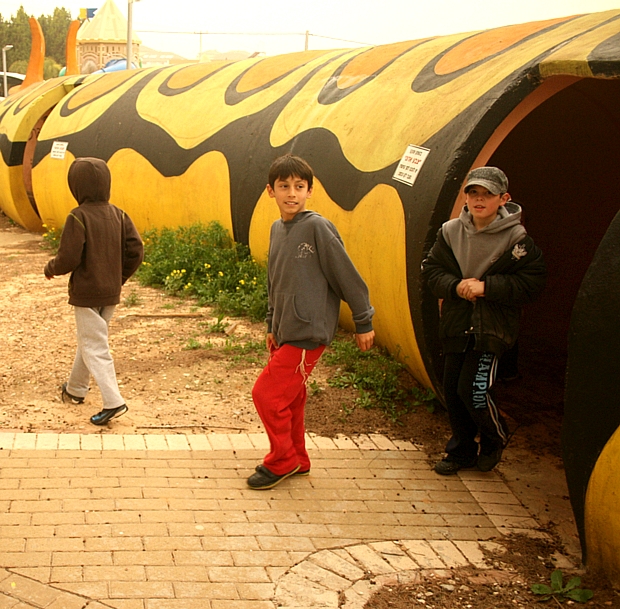 Crianças israelenses brincam em parque blindado de Sderot