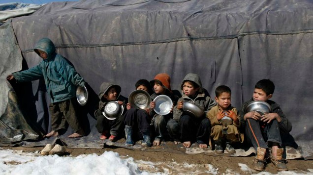 Crianças afegãs em campo para refugiados na cidade de Cabul