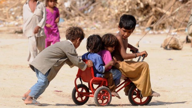 Crianças em campo de refugiados das enchentes em Karachi, no Paquistão