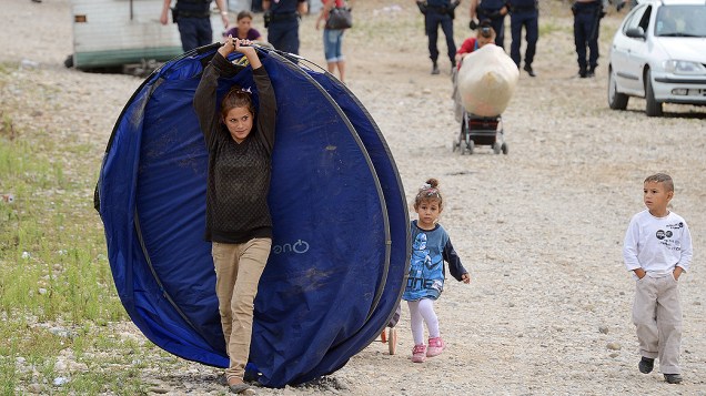 Crianças da comunidade de ciganos romenos deixam o acampamento do qual o grupo foi expulso pela polícia francesa, perto de Lion, na França