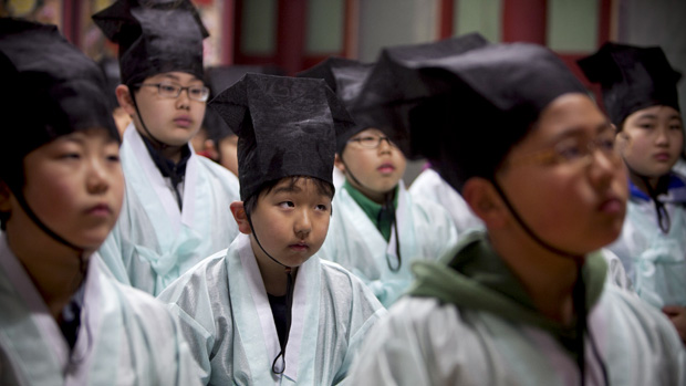 Crianças sul-coreanas em acampamento confucionista