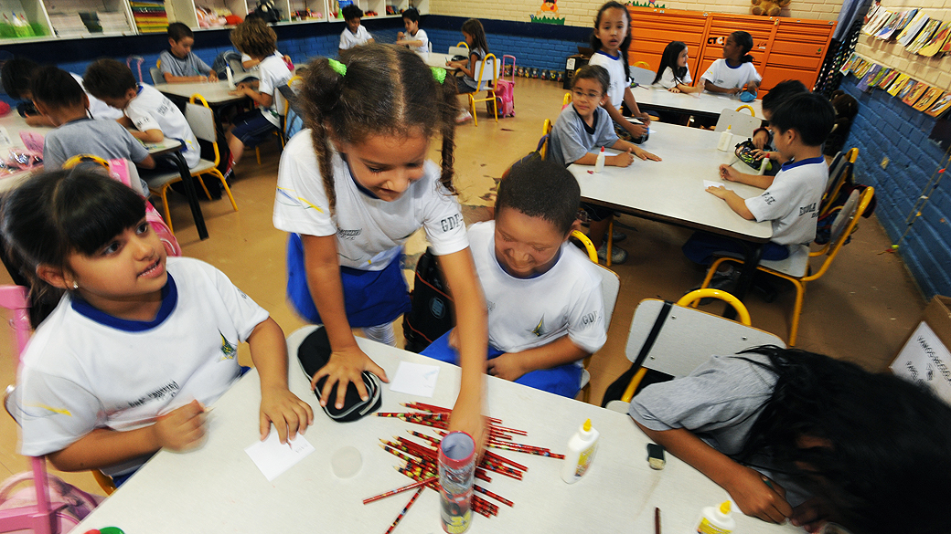 Na foto, crianças em escola de Brasília