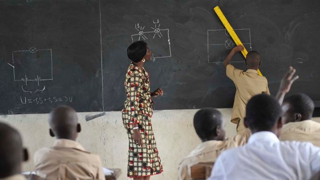 Em Abidjan, crianças voltam às aulas em escola que estava fechada há três semanas por causa dos conflitos na Costa do Marfim