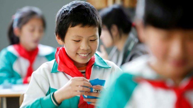 Crianças chinesas em colégio de educação primária em Shangai