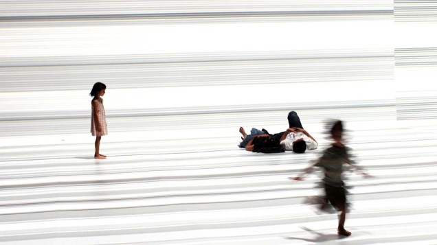 Crianças brincam na instalação multimídia "The Transfinite", do artista japonês Ryoji Ikeda, exposta em Nova York
