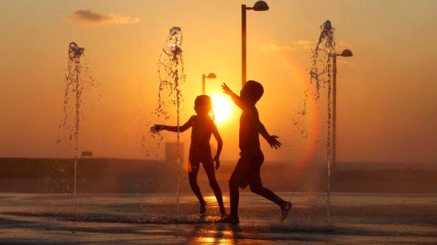 Crianças se refrescam em fonte em Tel Aviv, Israel