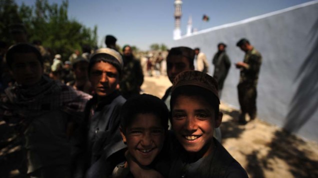 Crianças afegãs participam de cerimônia em mesquita inaugurada no vilarejo de Tarok Kolache, Afeganistão