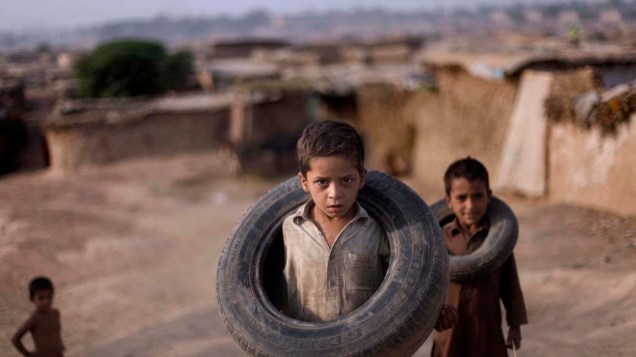 Crianças paquistanesas brincam na periferia de Islamabad