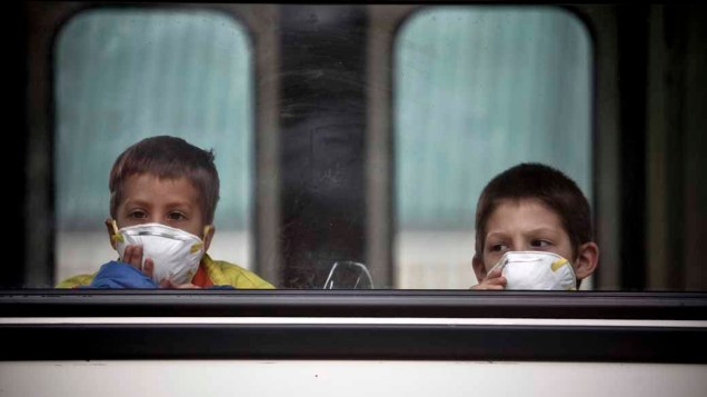 Crianças em ônibus escolar voltam para suas residências temporárias em Ajka, Hungria. O vazamento de lama tóxica deixou centenas de desabrigados