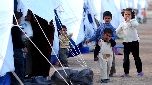 Crianças libanesas fogem para acampamentos temporários