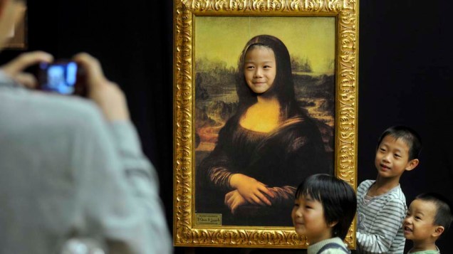 Crianças brincam na exposição sobre o artista italiano Leonardo Da Vinci em Zhejiang, na China