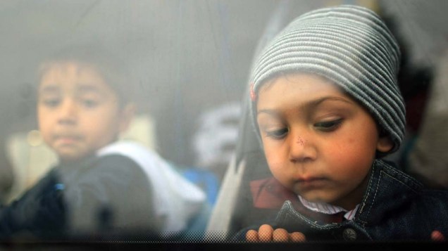 Crianças romenas chegando ao aeroporto internacional de Timisoara, na Romênia, após serem deportadas pelo governo francês