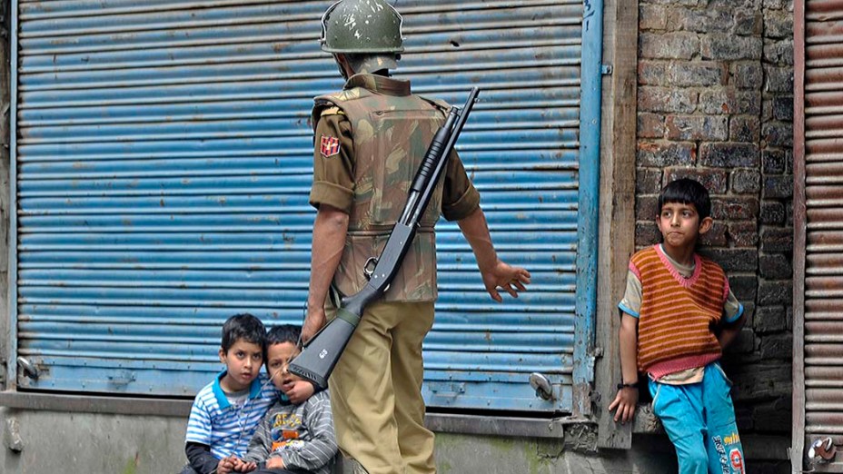 Em Srinagar, na Caxemira indiana, crianças durante confronto da polícia com manifestantes em protesto pela libertação do líder Muhammed Yasin Malik