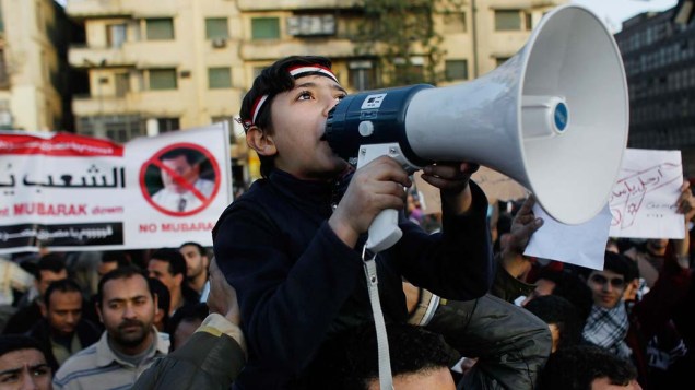 Crianças durante protestos na praça Tahrir, no Cairo, Egito