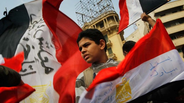 Crianças durante protestos na praça Tahir, no Cairo, Egito