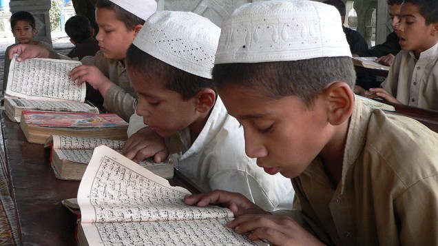 Crianças leem o Alcorão em mesquita da cidade de Jalalabad, no Afeganistão. Os muçulmanos estão no Ramadã, mês sagrado do islamismo