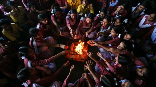Em Jammu, Índia, estudantes durante cerimônia em memória às vítimas da explosão de uma bomba no prédio da Suprema Corte de Nova Délhi, na última quarta-feira