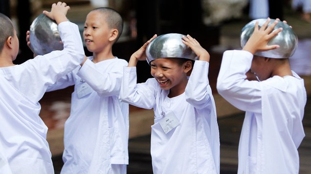 Crianças tailandesas no centro de meditação budista em Bangkok
