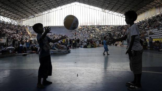 Os primos Leone e Erick jogam bola no ginásio Pedrão, em Teresópolis: crianças compartilham, com os adultos, o recomeço da vida depois da destruição causada pelas chuvas na região serrana do Rio
