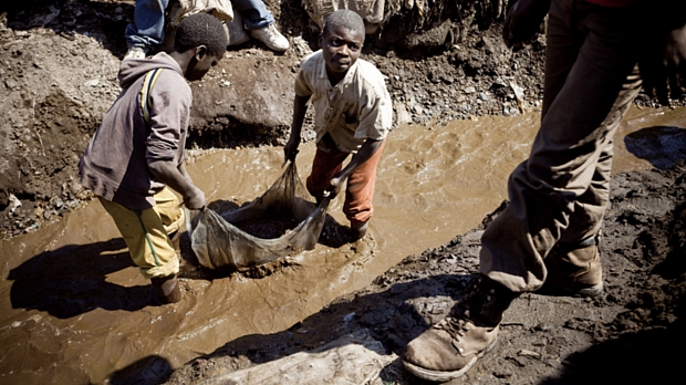Crianças trabalham em mina na República Democrática do Congo