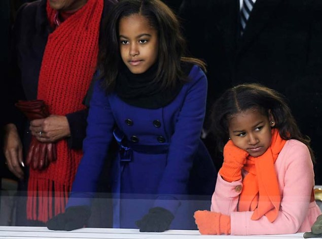 Malia e Sasha Obama, filhas do presidente dos Estados Unidos Barack Obama, assistem à solenidade da posse do pai em Washington.