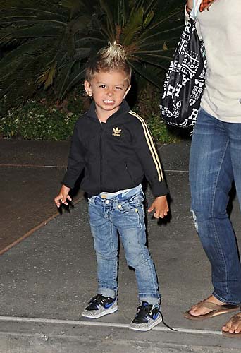 Kingston Rossdale, filho da cantora Gwen Stefani, puxou da mãe o estilo roqueiro para se vestir.