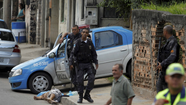 Troca de tiros entre policiais e bandidos deixa três mortos na Avenida Brasil