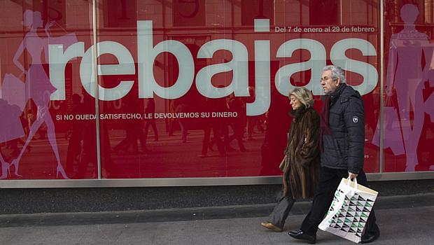 Casal passeia em frente à loja em liquidação no centro de Madrid, na Espanha: temor de contágio da crise do euro para os emergentes motiva rebaixamento do Banco Mundial