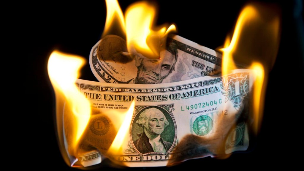 Cédulas de dólar em chamas