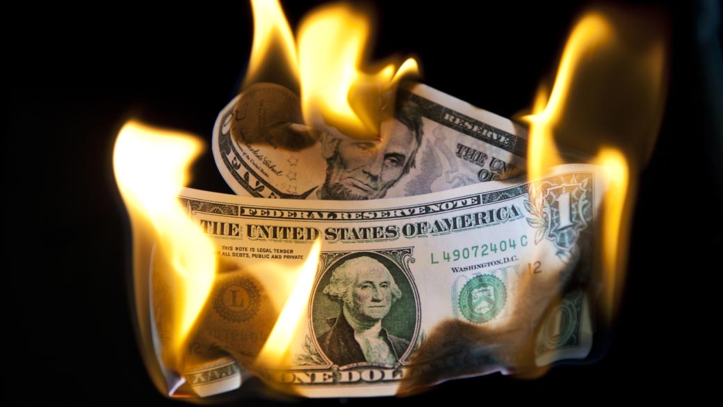 Cédulas de dólar em chamas