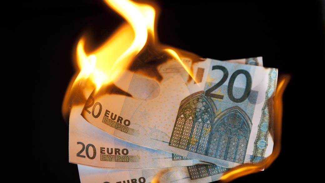 Cédulas de euro em chamas