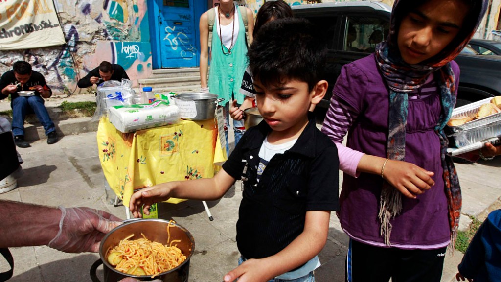 Voluntários distribuem comida nas ruas de Atenas, Grécia
