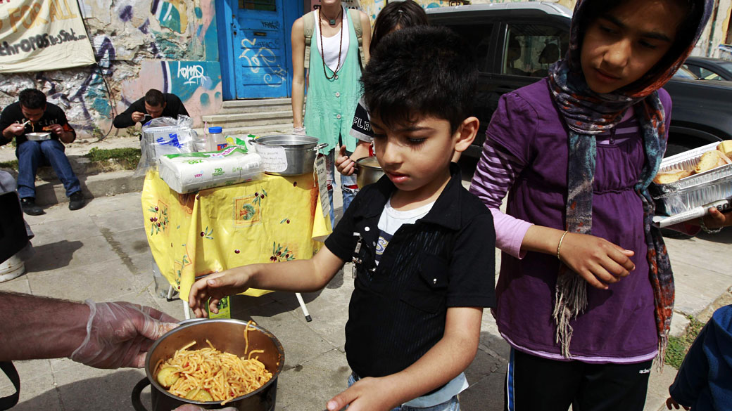 Voluntários distribuem comida nas ruas de Atenas, Grécia