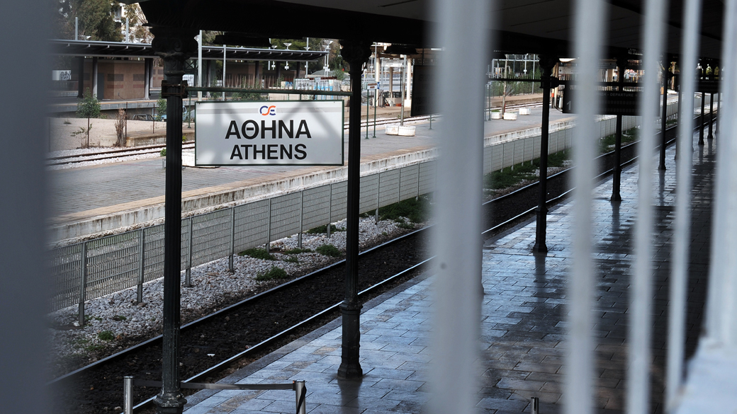 Plataforma vazia na principal estação ferroviária de Atenas durante greve de 48 horas