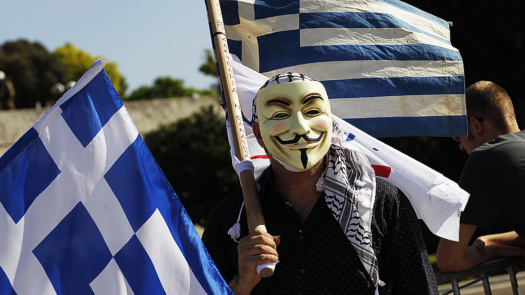 Manifestante com máscara de Guy Fawkes, protesta em atenas, na Grécia, em 19/10/2012