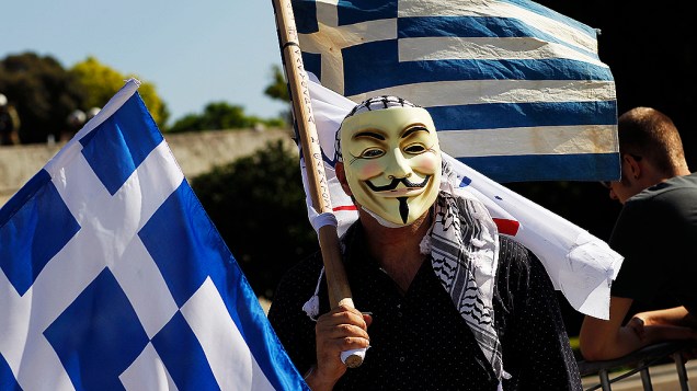Manifestante com máscara de Guy Fawkes, protesta em atenas, na Grécia, em 19/10/2012